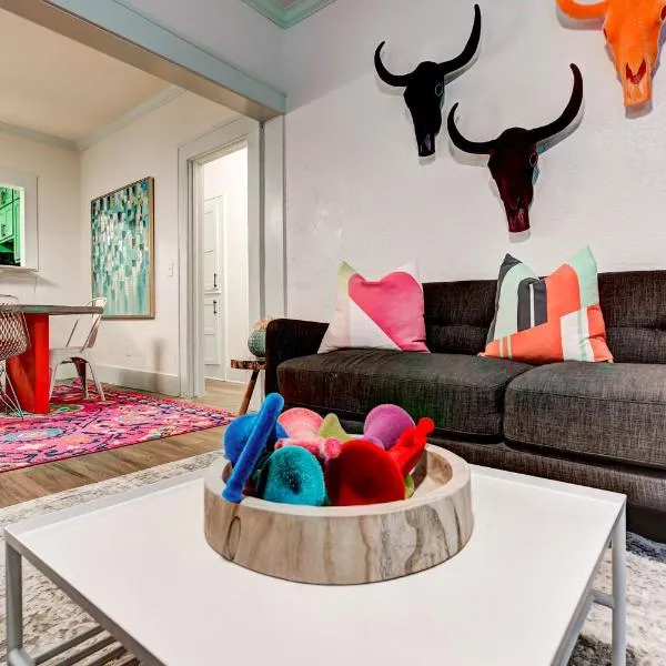 Color Pop Cottage - Half mile from Plaza district, hotel in Oklahoma City