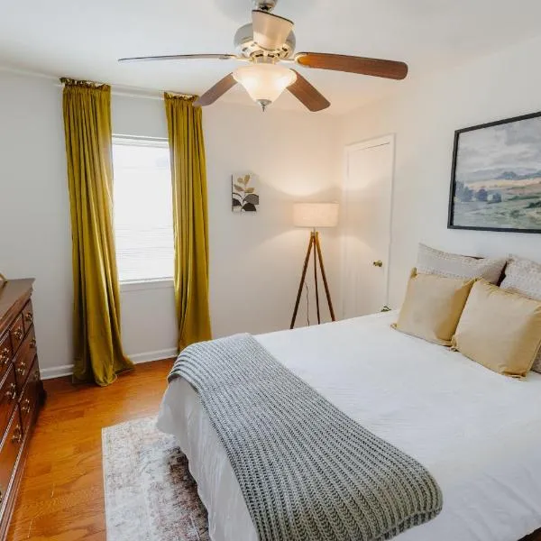 Centrally Located 2BR Overton Square Unit 2 Fast WiFi Free Parking Yes Pets, hotel in Memphis