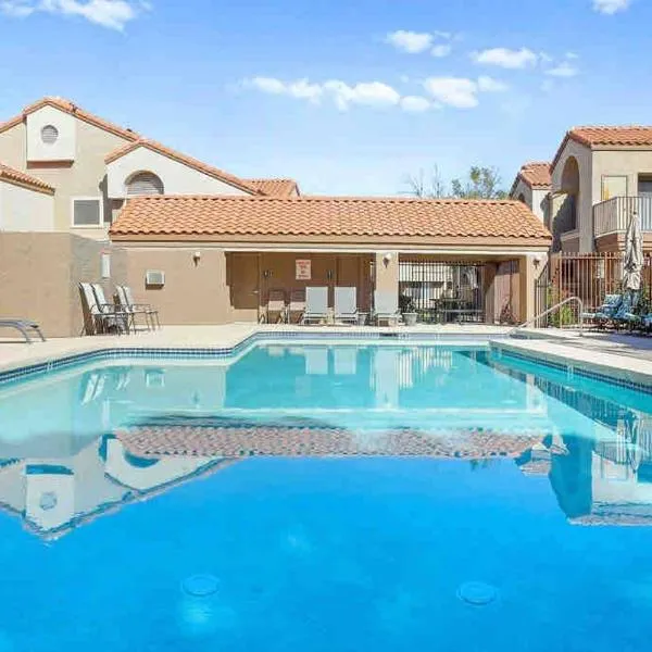 The Cool Cactus Condo with Pool and Jacuzzi, hotel v destinaci Tempe