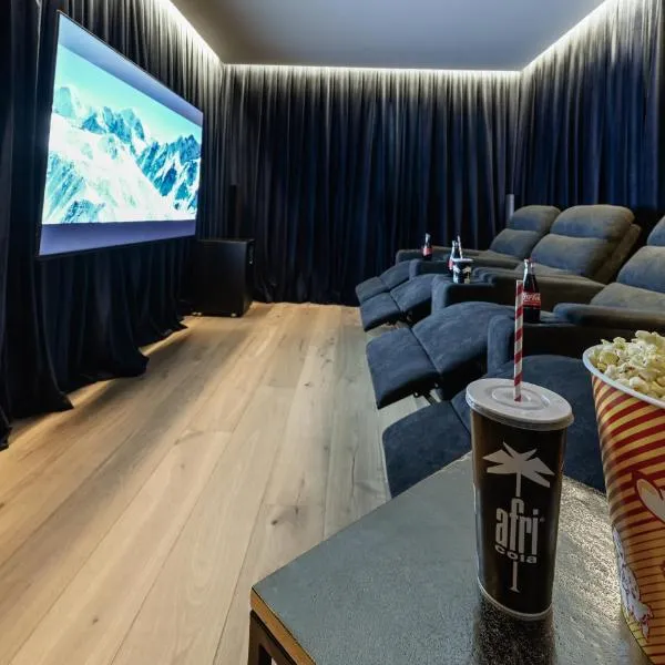 Boutique ChaletS Alpi - Private Sauna & Cinema: Garmisch-Partenkirchen şehrinde bir otel