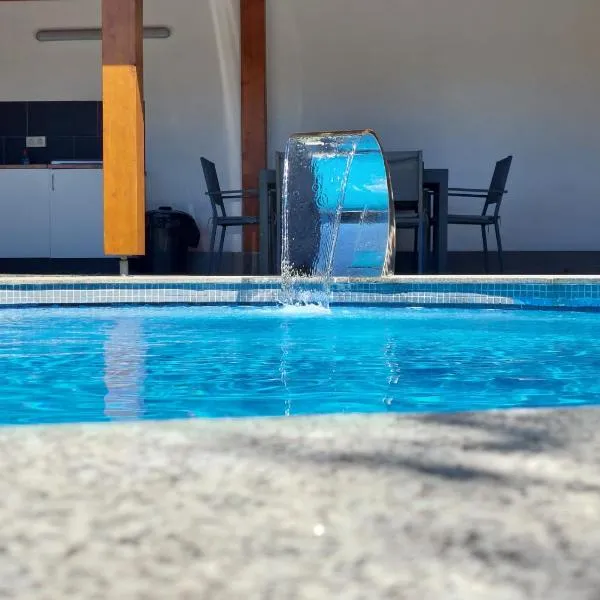 Casa con piscina climatizada y barbacoa, hotel in Freigido