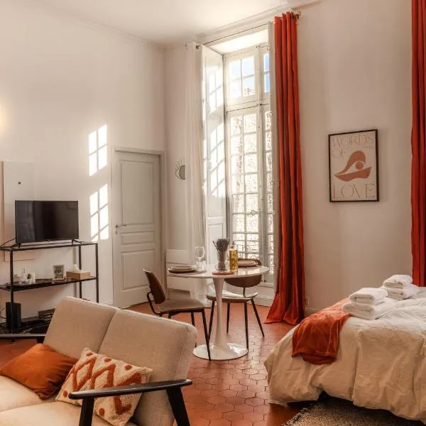 Superbe appartement de charme à 10mn de Saint-Rémy: Noves şehrinde bir otel