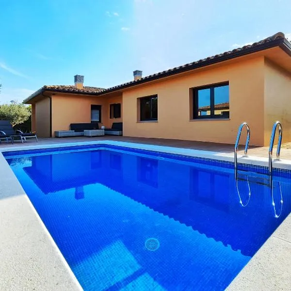 Casa con piscina en L'Estartit, khách sạn ở Girona