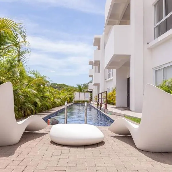 Bright & Airy new Condo, 5 min walk to Jaco Beach!, hotel v destinaci Jacó