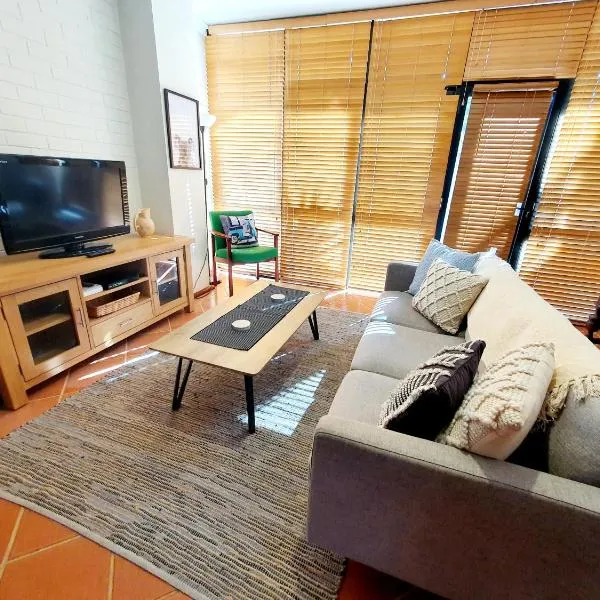 Primary 43 2BRM Townhouse Fremantle with 2 Carbays, hotel in Perth