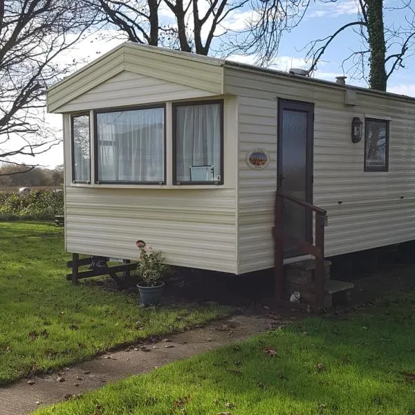 Cosy Caravan at Blackmoor Farm, hotel in Ludchurch