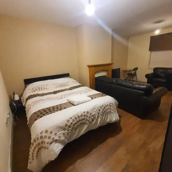 Spacious Double Bedroom Manchester, hotel in Middleton