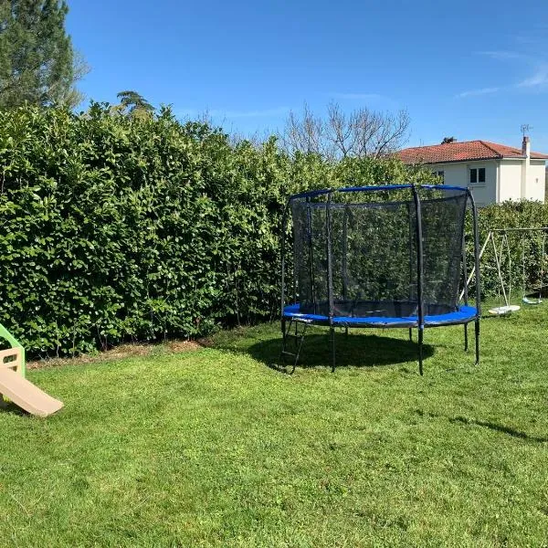 L'Albizia Maison dans un lieu paisible avec jardin et pétanque classé 4 étoiles, hotel di Mirandol-Bourgnounac