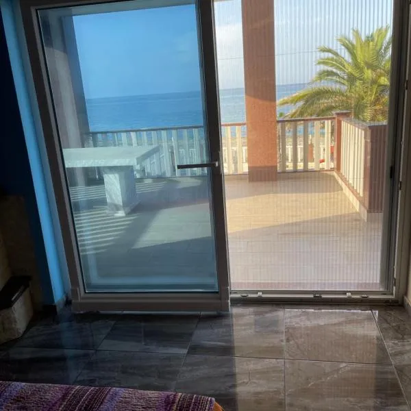 MESAGGALA PALACE No 2 FIRSTLINE SEA, hotel in Néa Meságkala