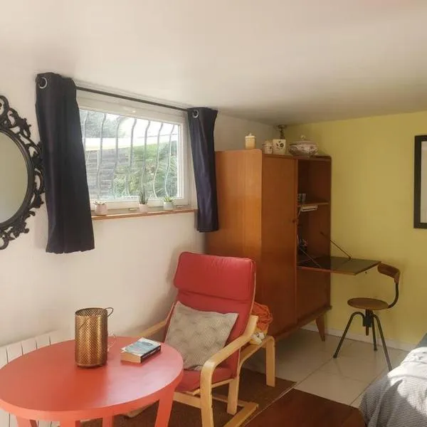 Studio Buena Vista avec terrasse sur jardin, hotel in Bron