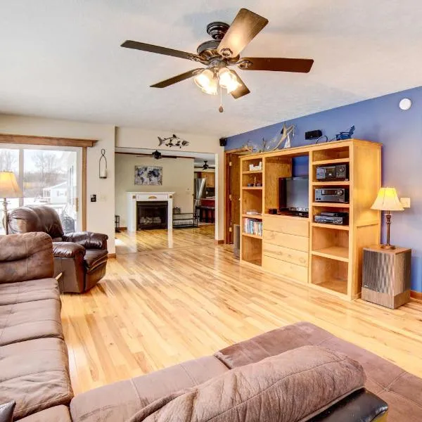 Waterfront Evart House on Chippewa Lake Channel, מלון בEvart