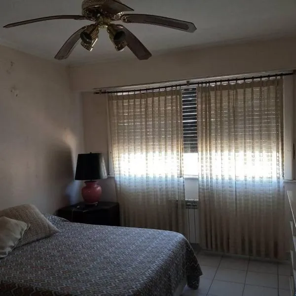 Departamento al frente- Habitación con living, hotel in Tandil