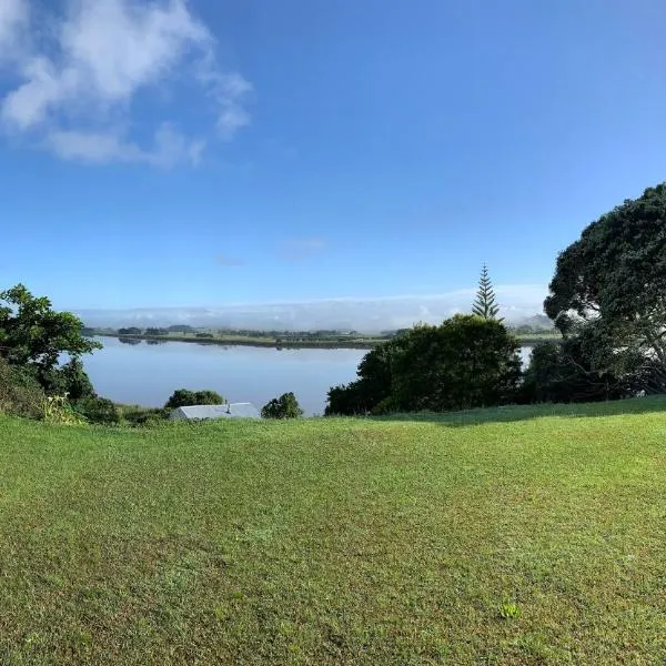 Peaceful Riverfront cottage in small northland town, hotel v destinaci Te Kopuru