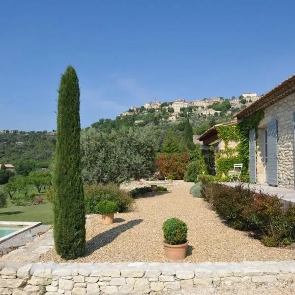 In Gordes, facing the entire Luberon Park a beautiful 5 bedrooms house, hotel u gradu Gord