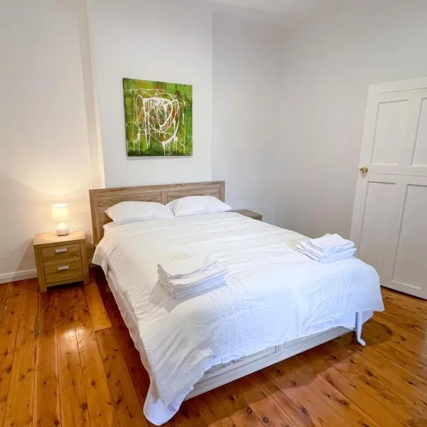 LCF Rosehill Accommodation 3 free car parking inside property G2, hotel in Sydney