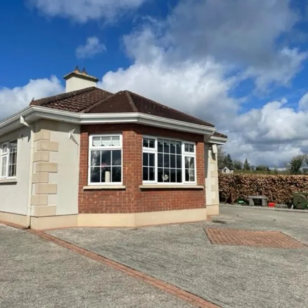 Hillside House - Rose Cottage, hotel a Ballinamuck