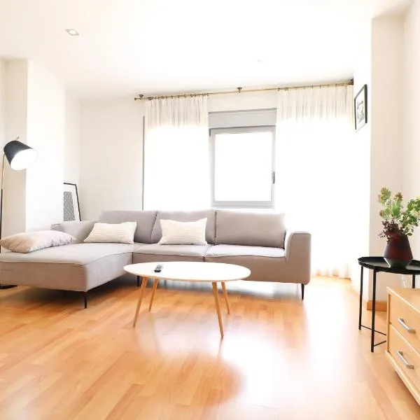 Espectacular vivienda con piscina climatizada, hotel en Castellón de la Plana