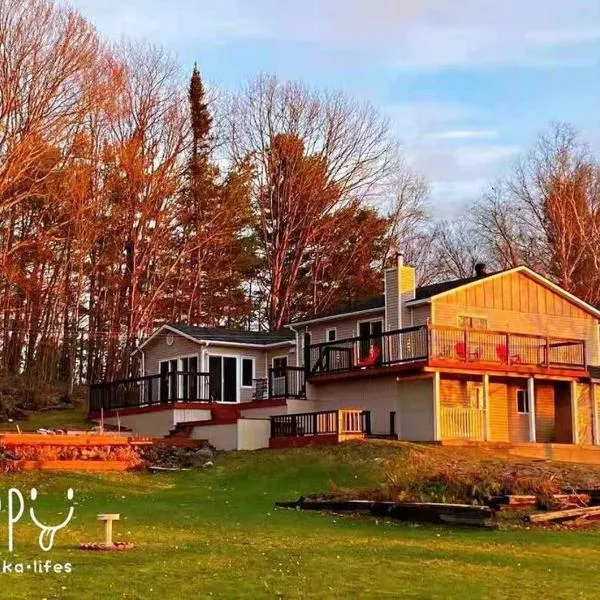 Entire house/wifi/private/cozy/escape/Muskoka lake, hotel v destinaci Bracebridge