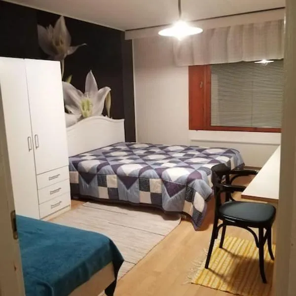 Tilava kahden makuuhuoneen asunto pihalla, hotel em Kauhajoki