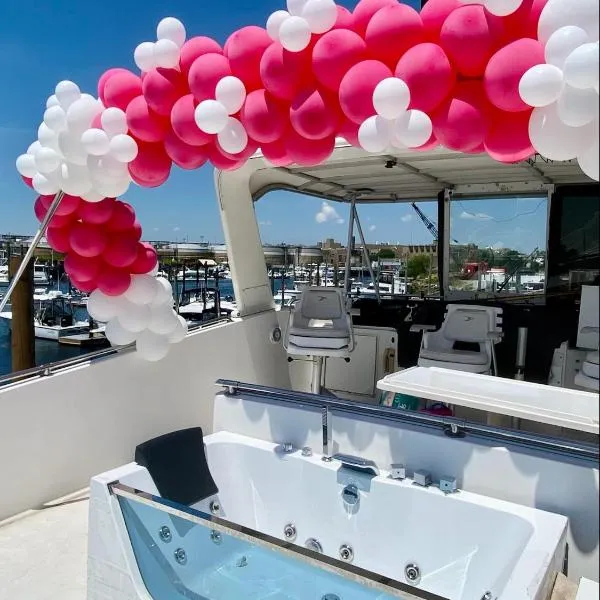 COZY CONDO OCEAN 3xDECK YACHT, hotel in Brooklyn