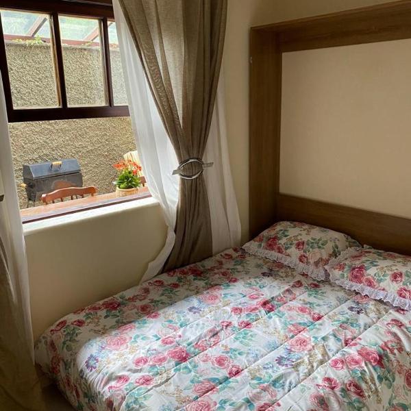 Recanto de Itaipava - casa com forno de pizza a lenha, churrasqueira, pet friendly, equipada para até 6 pessoas, em meio à Natureza e próxima ao centro do bairro - Foto 2
