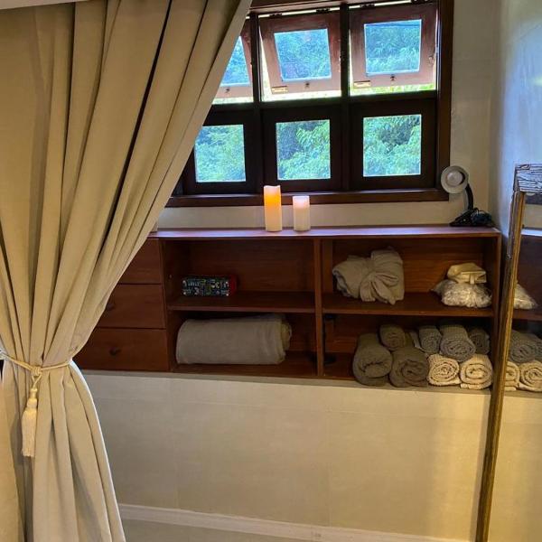 Recanto de Itaipava - casa com forno de pizza a lenha, churrasqueira, pet friendly, equipada para até 6 pessoas, em meio à Natureza e próxima ao centro do bairro - Foto 3