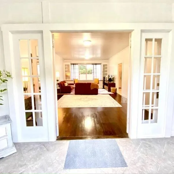 YOUR HILO HOMEBASE - Lovely 3 Bedroom in Heart of Hilo with AC!, hotel v destinaci Hilo