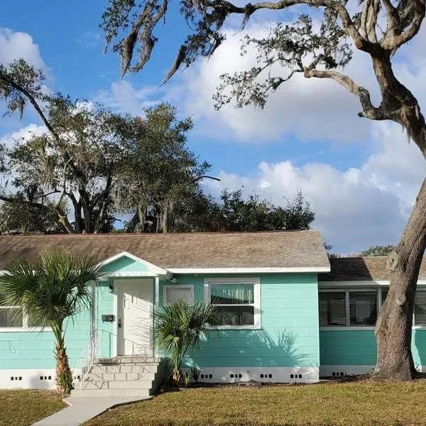 Cozy home in busy boho downtown., hotel in New Port Richey