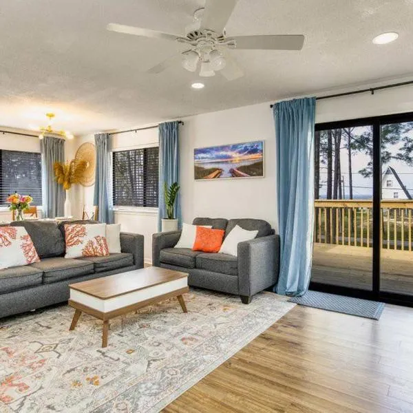 Woodsy Retreat, steps to Bay - Hot tub!, hotel v destinaci Gulf Breeze