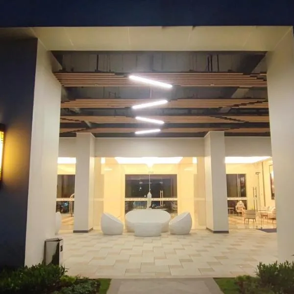 Skyhouse BSD 2 Bedroom & Studio Apartments - Perfect for ICE BSD Events, hotel v destinaci Cilenggang
