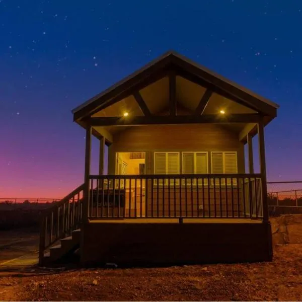 037 Tiny Home nr Grand Canyon South Rim Sleeps 8: Valle şehrinde bir otel