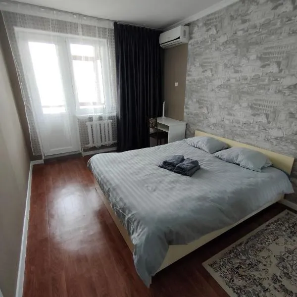 2 комнатная Нурсат вдоль Аллеи, khách sạn ở Shymkent