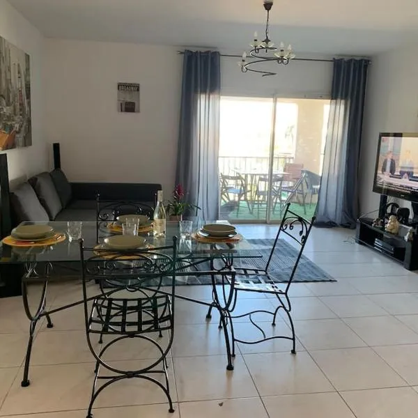 Trés Bel appartement de 105 M2 et 45 M2 de terrasse à 100 m du port, hotel v destinácii Porto-Vecchio