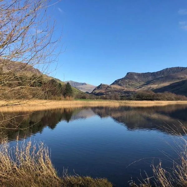 Trigonos - Peaceful Lakeside Vegetarian B&B and Retreat in Eryri National Park, hotel em Caernarfon