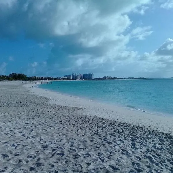 Private Guest House 2 bedrooms & 2 baths near Grace Bay Beach & Long Bay Beach., hotel a Providenciales