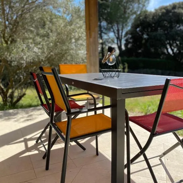 "Les cigales" aux portes de la Provence、ボレーヌのホテル