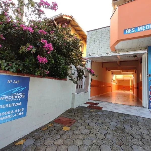 Residencial Medeiros, hotel in Guarda do Embaú