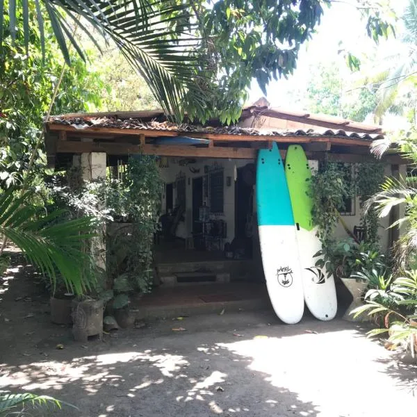 Punta Roca Surf House, hotel in El Majahual