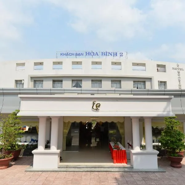 Nhà Hàng Khách Sạn Hòa Bình 2, hôtel à Long Xuyên