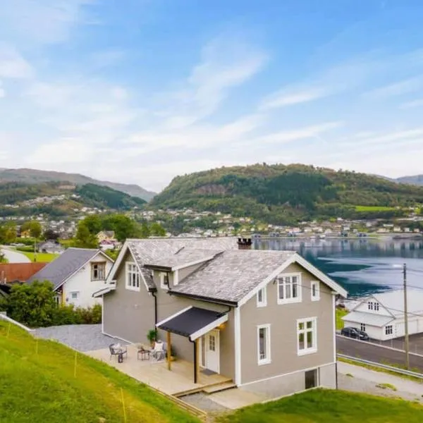 Hardangerfjord View - luxury fjord-side holiday home, hotell i Norheimsund