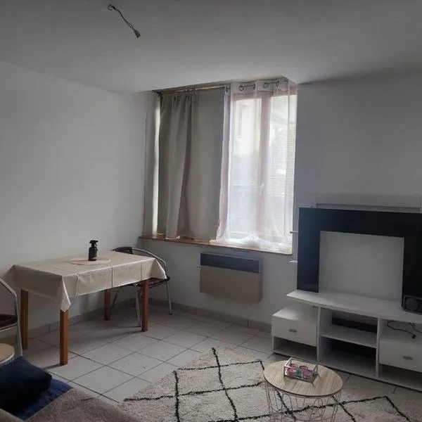 Fresnay-sur-Sarthe: joli appartement au calme.、Fresnay-sur-Sartheのホテル