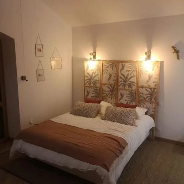 Chambre d'hôtes de caractère en campagne, hotel in Sainte-Cécile