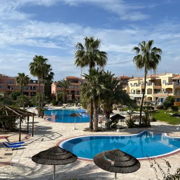 Tropical Paradise in Harbour Paphos, Central & Close to Beach, hotel in Paphos City