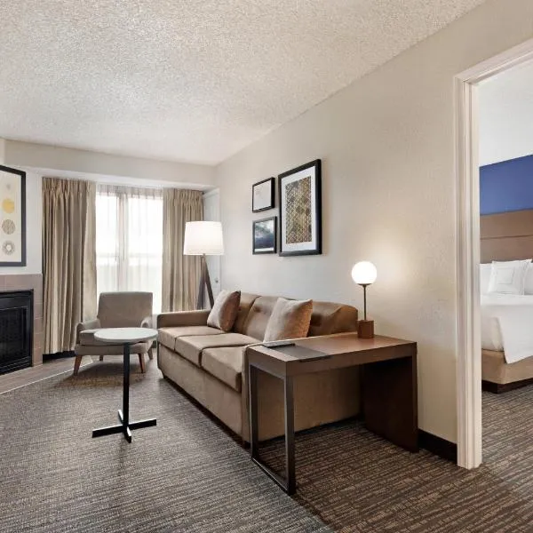 Residence Inn by Marriott Roseville، فندق في روزفيل