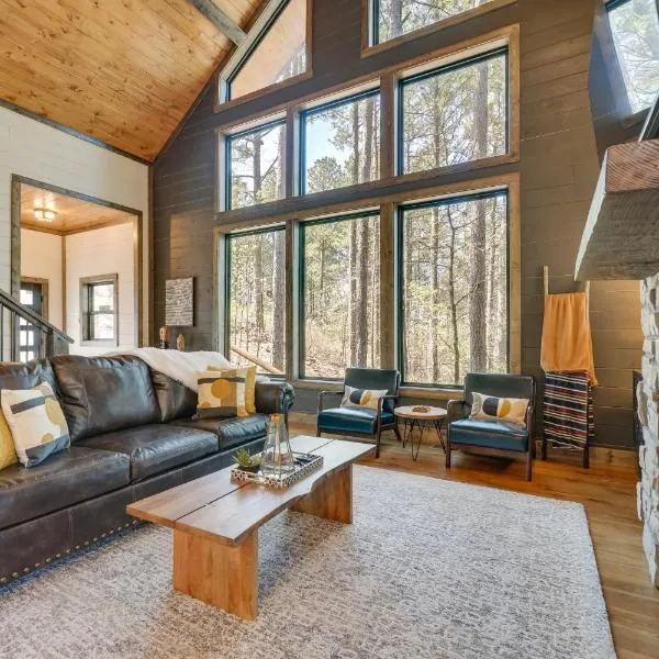 Serene Broken Bow Cabin with Hot Tub and Fire Pit! โรงแรมในโบรคเคนโบว์
