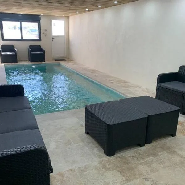 Villa piscine/spa privé intérieur 33° ZOO DE LA FLECHE 24h DU MANS, khách sạn ở La Flèche