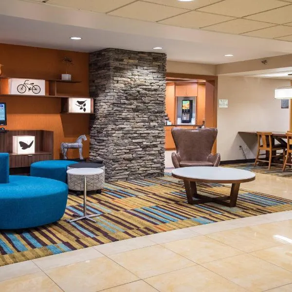 Fairfield Inn & Suites by Marriott Knoxville/East、Trentvilleのホテル