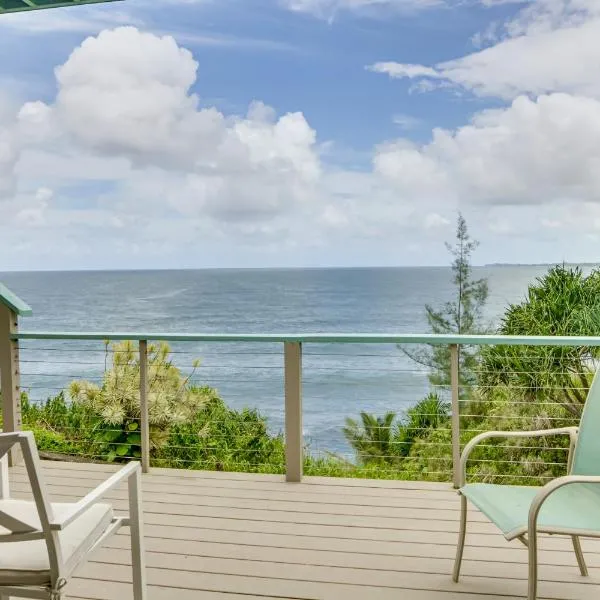 Hilo Home w/ Private Deck + Stunning Ocean Views!, khách sạn ở Hilo