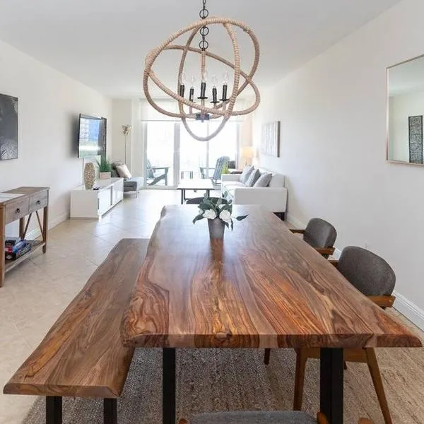 Modern Oceanview Condo - Steps to the Beach!, hotel em Miami Beach