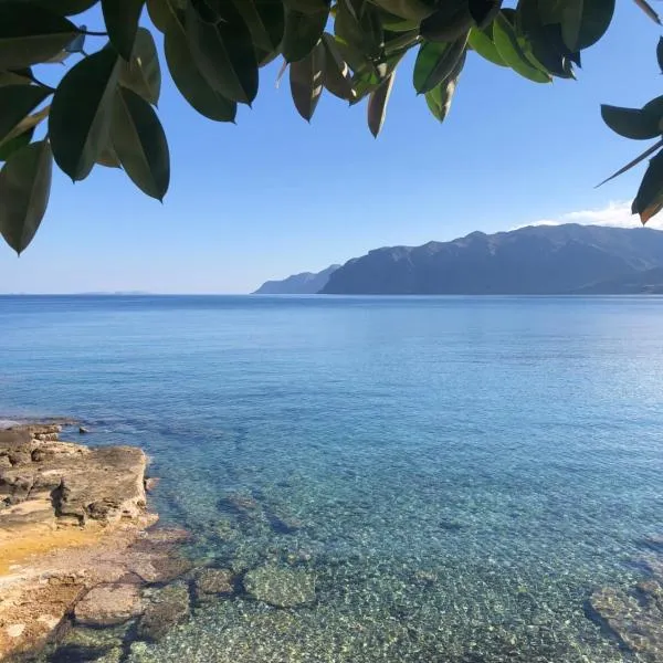 The Island House - Family size Apt - Overlooking the Aegean - 3 Steps From the Beach, hotel v destinaci Mochlos
